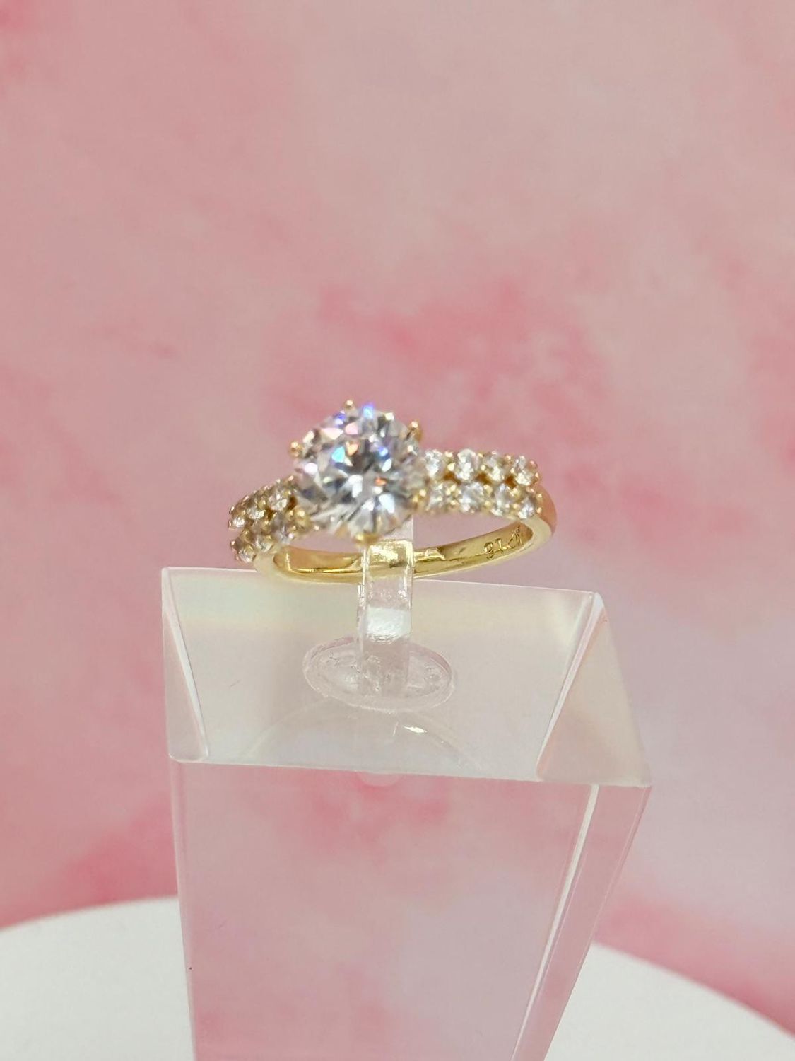 Anillo laminado con piedra blanca
