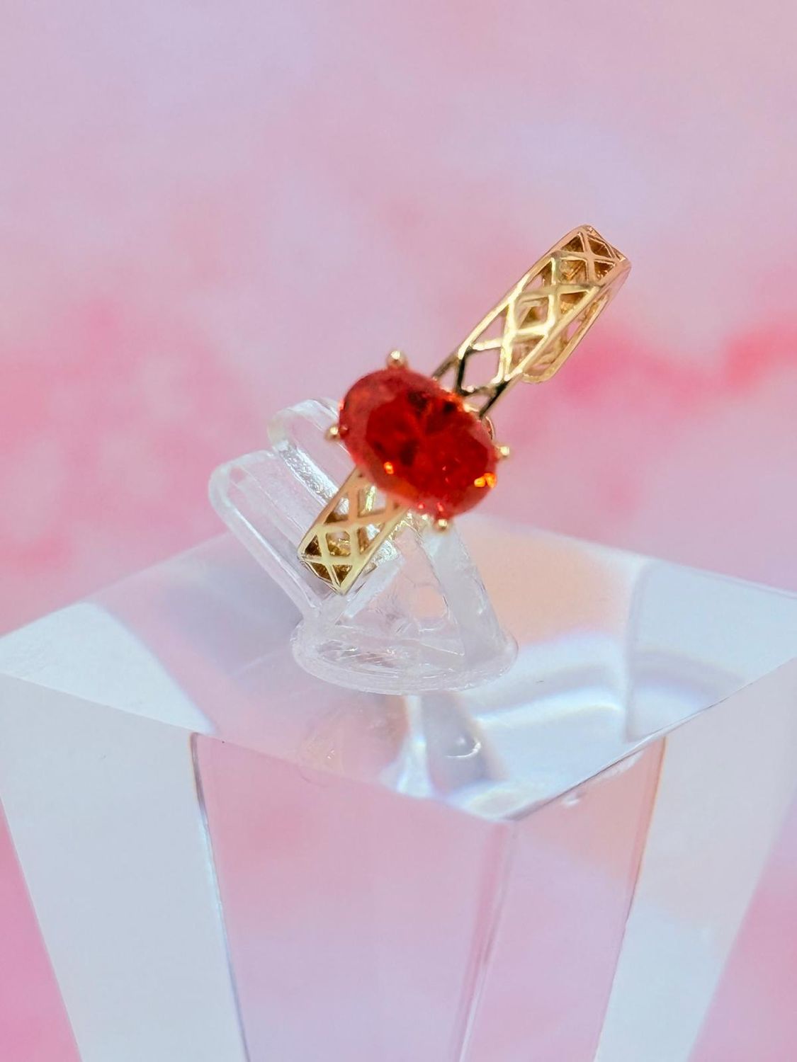Anillo laminado con piedra roja