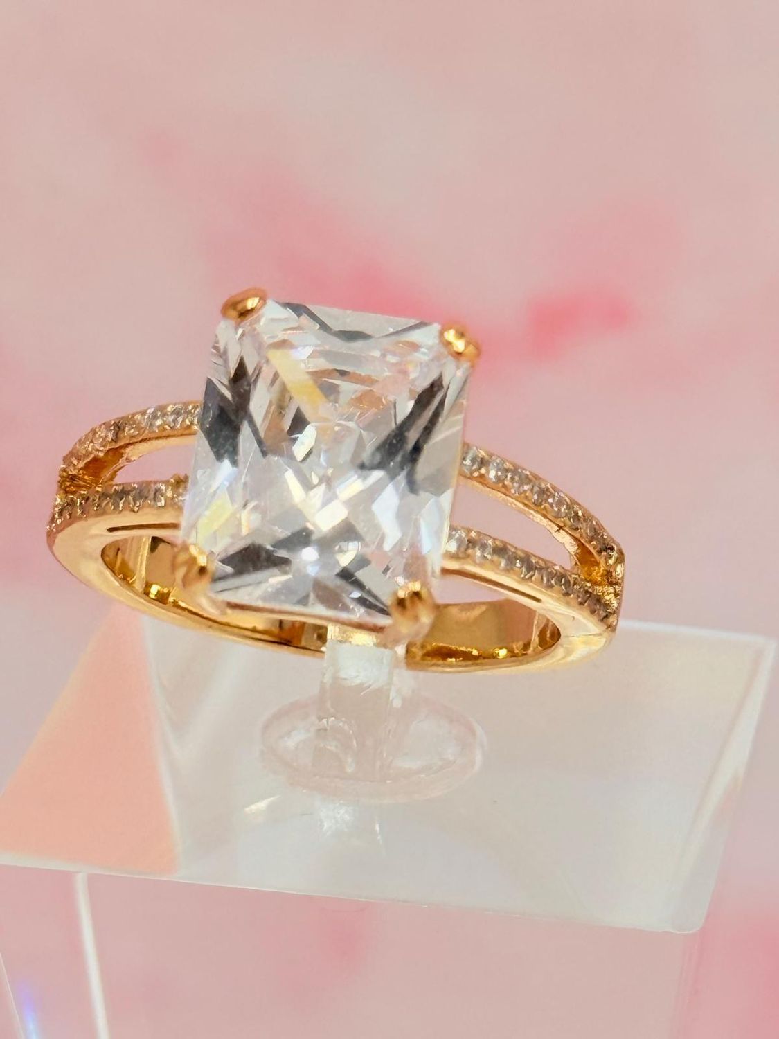 Anillo laminado con forma cuadrada