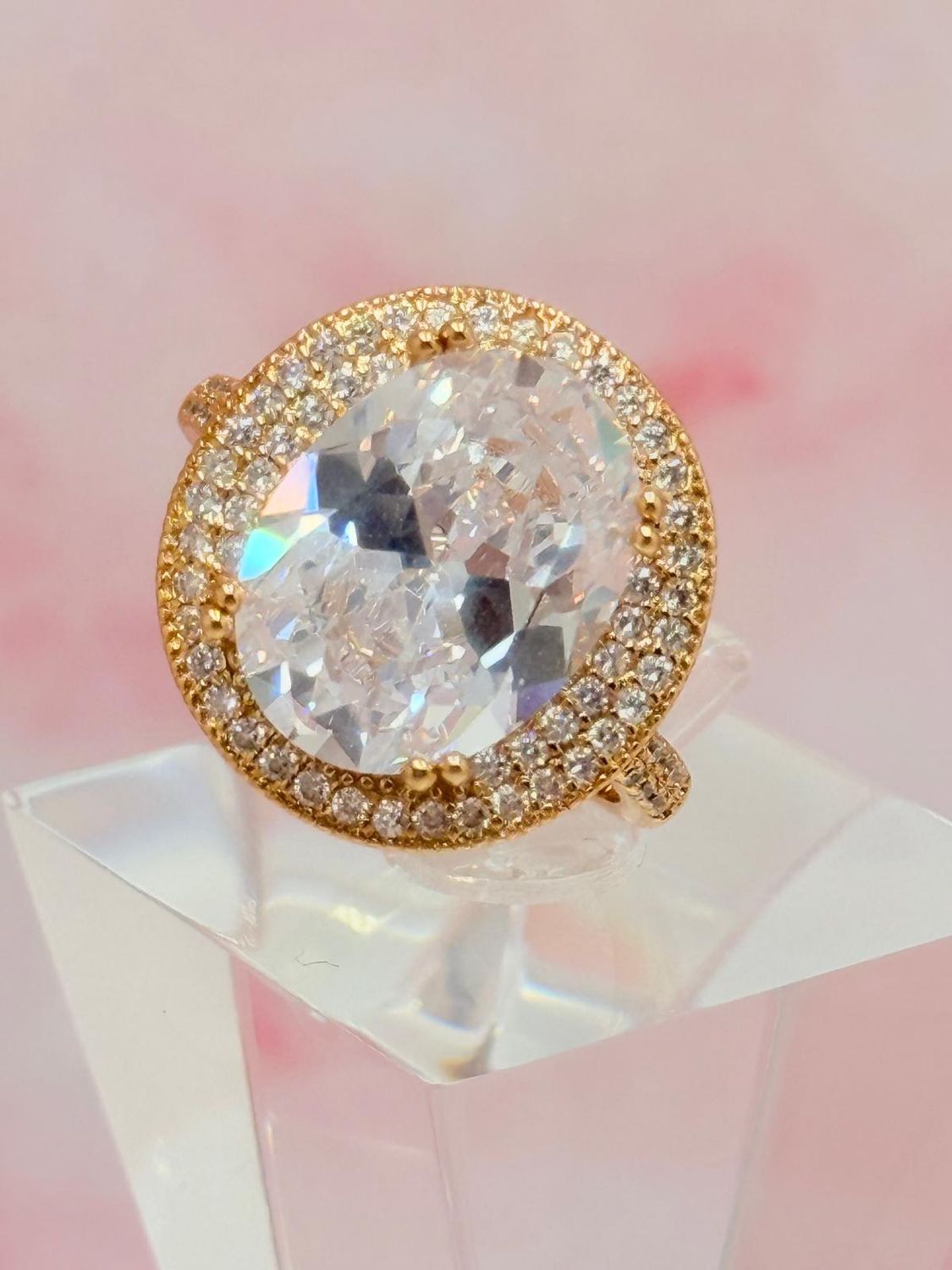 Anillo laminado con piedra redonda