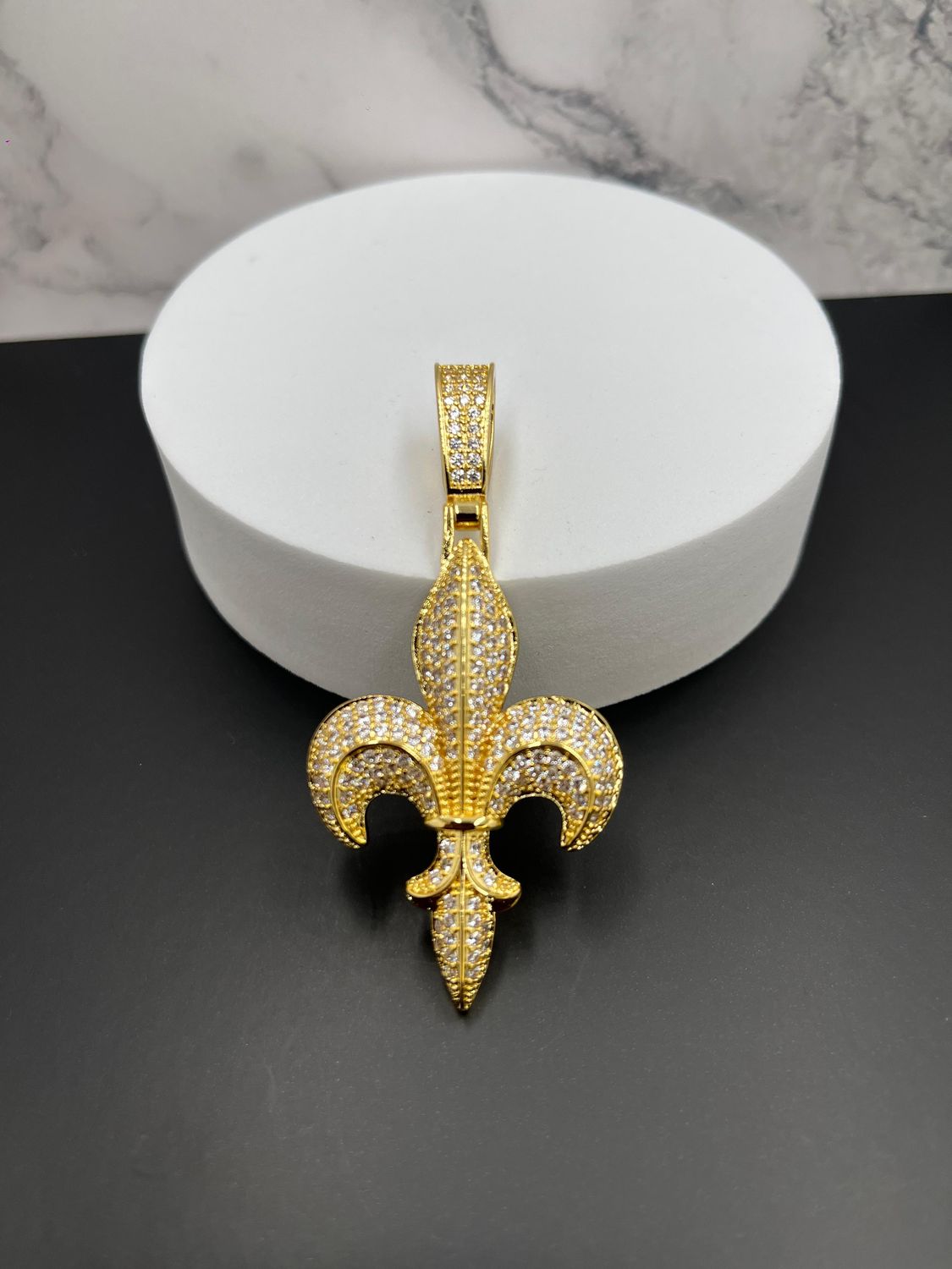 Dije laminado "Flor de Lis"