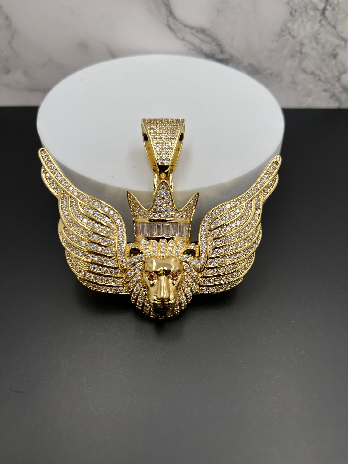 Dije laminado León con alas