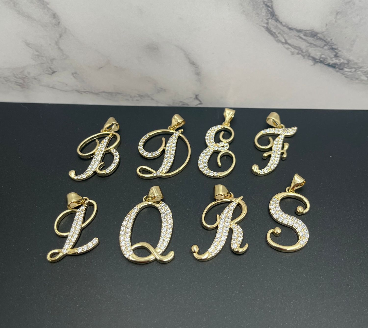 Dije laminado de Letras
