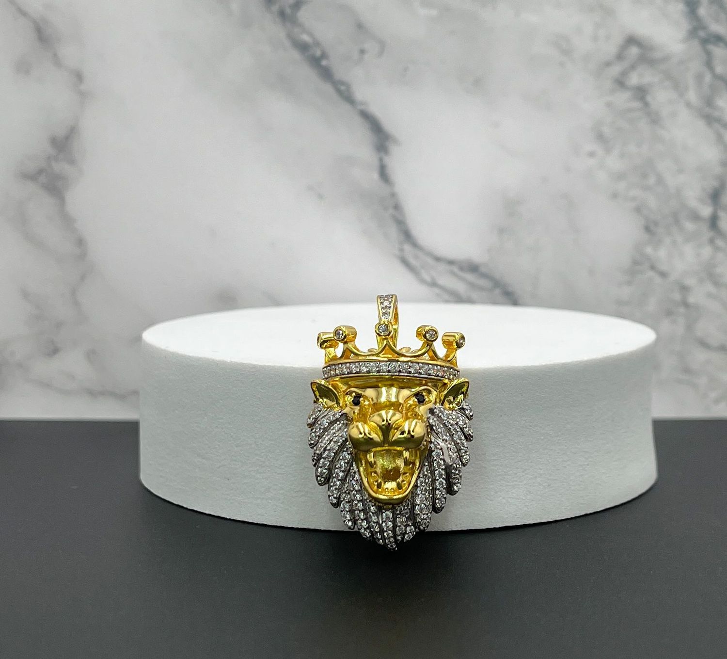 Dije laminado "León con corona"