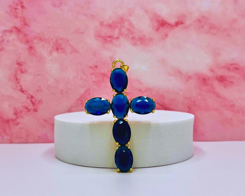 Dije en forma de cruz azul