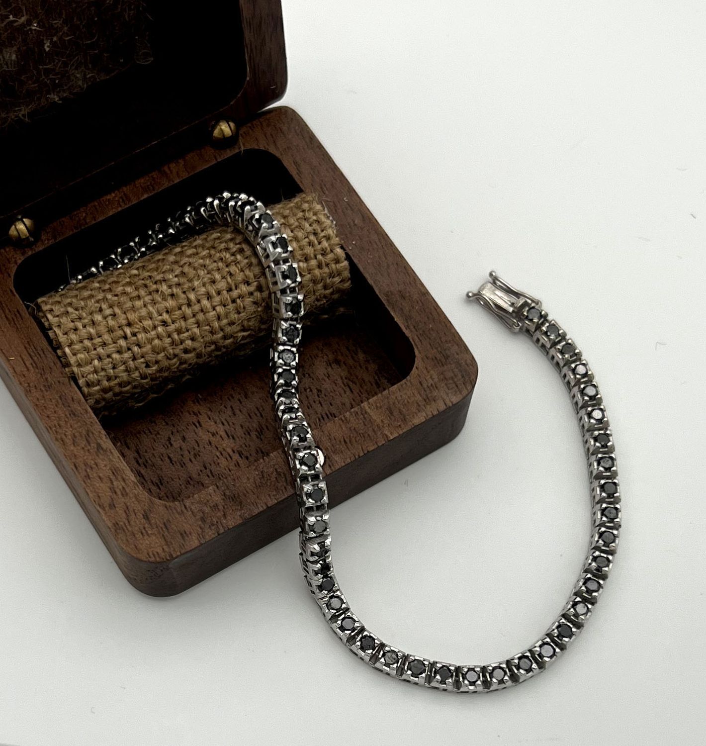 Tennis bracelet in white gold and black diamonds.