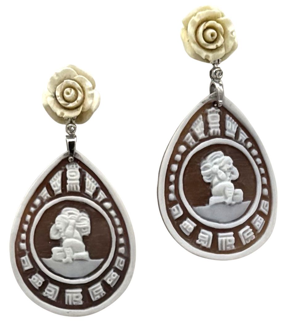 18 KT GOLD EARRING BKT 0,02 DIAMONDS AND CAMEO