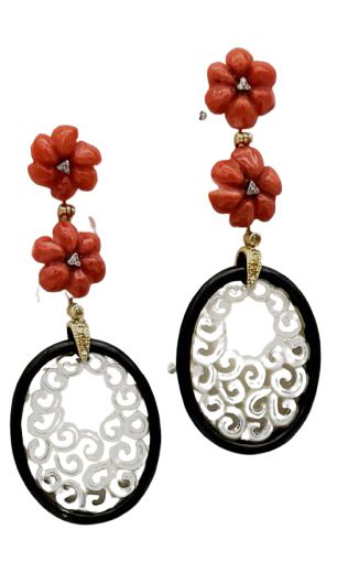 18 KT ART DECO&#39; GOLD EARRING BKT 0,12 DIAMONDS AND MOTHERPEARL ONIX AND CORAL
