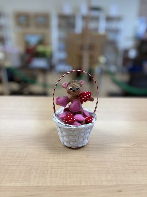 Doll. USA. Annalee. Mini Mouse Heart Basket. 6"H