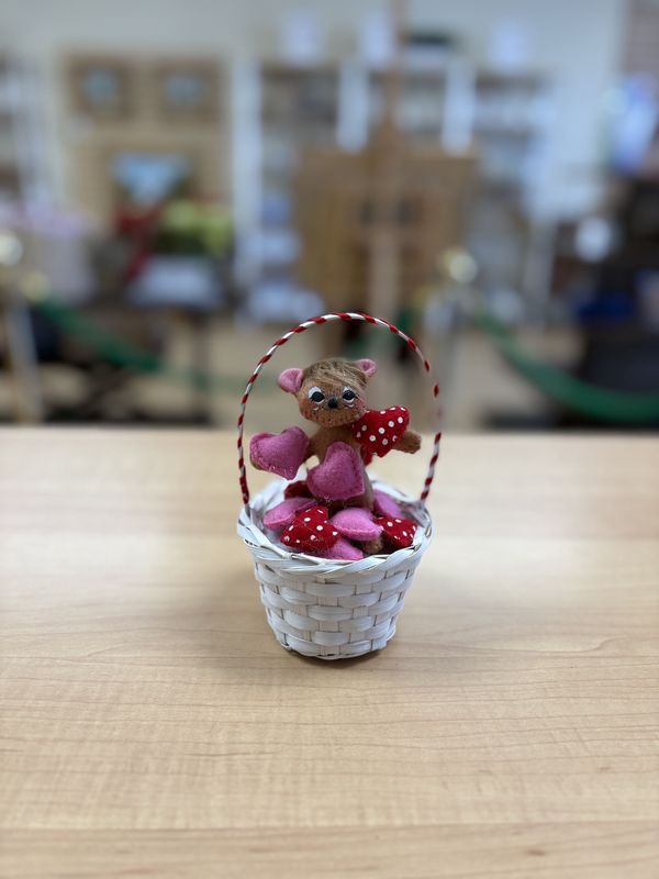 Doll. USA. Annalee. Mini Mouse Heart Basket. 6"H