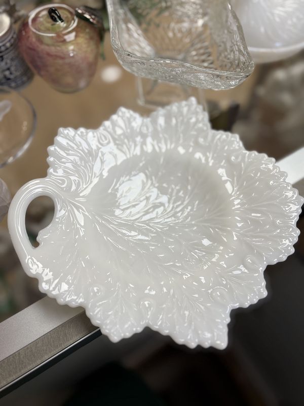 Glass. USA. Fenton. Milk Glass. Maple Leaf-shaped Tray. White. 8.5&#39;&#39;L