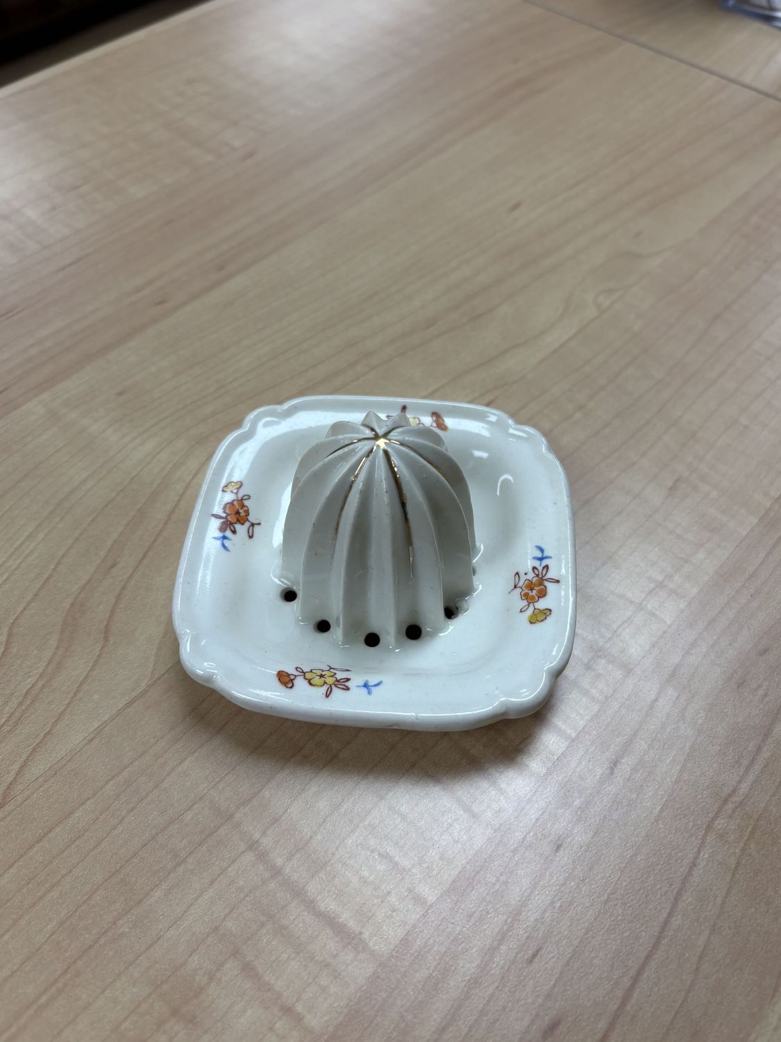Porcelain. USA. Juicer. Floral. 4&#39;&#39;W