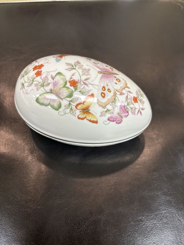 Porcelain. USA. Avon. Egg w/Lid. 22K Gold Trim (1979). 5.5"L