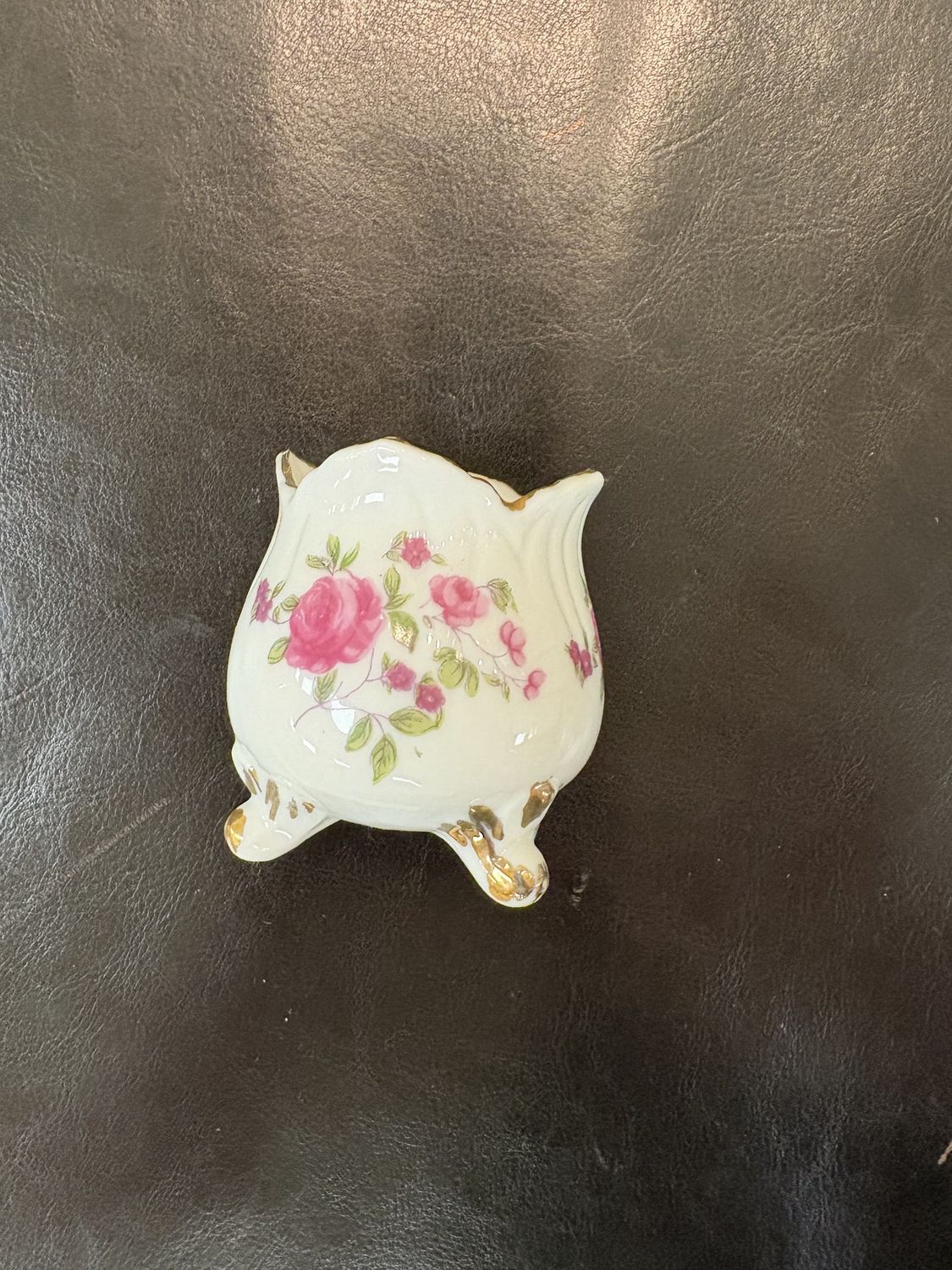 Porcelain. Japan. Inarco. Vintage Egg-Shaped Miniature Vase w/3 Feet. White w/Pink Roses &amp; Gold Trim. 3&quot;H