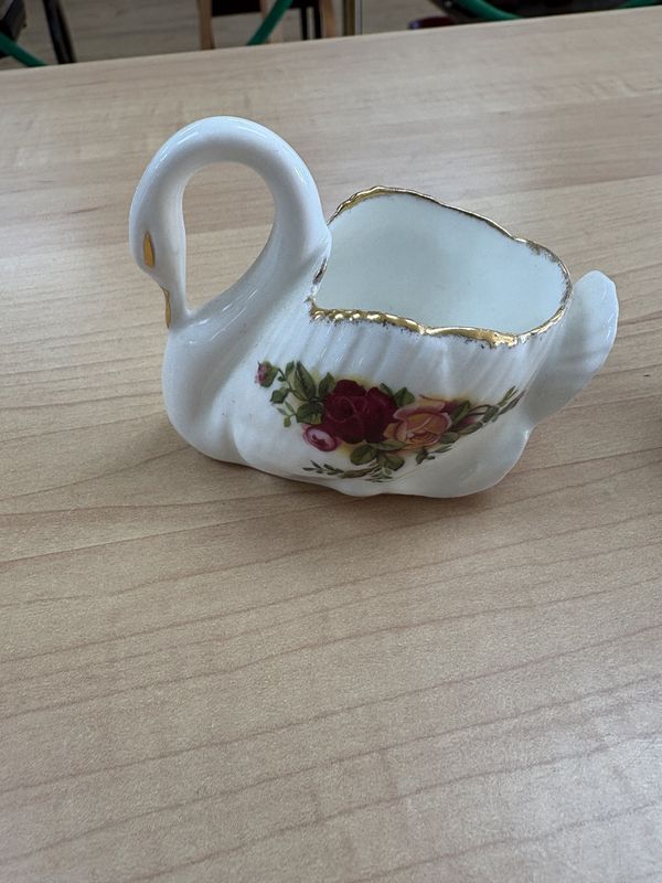 Porcelain. England. Royal Albert. Old Country Roses. Miniature Swan. 2.5&quot;H
