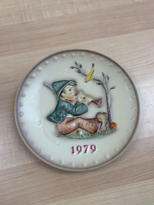 Porcelain. Germany. Hummel. 1976 Annual Plate. &quot;Apple Tree Girl&quot;
