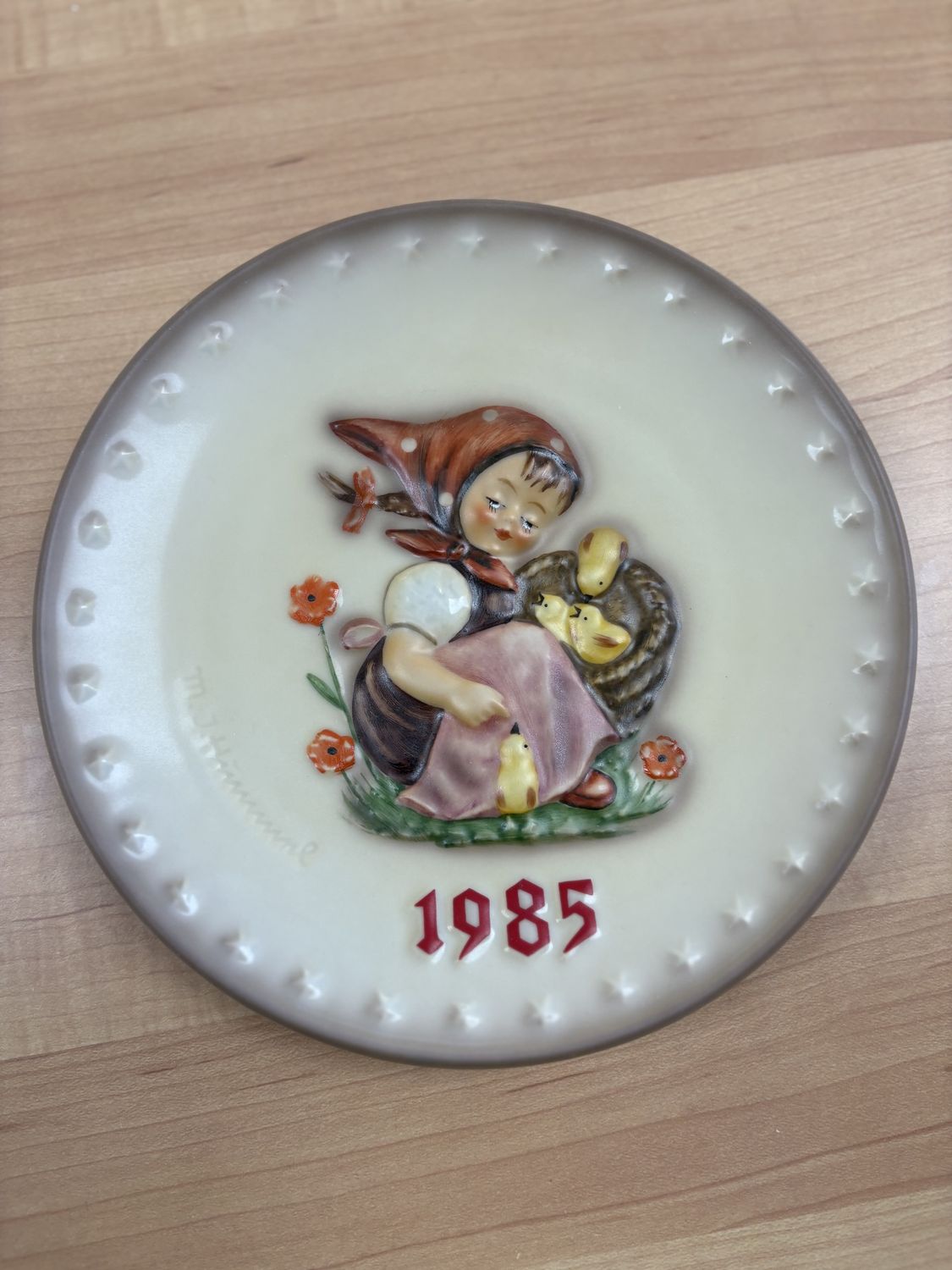 Porcelain. Germany. Hummel. 1985 Annual Plate. &quot;Chick Girl&quot;