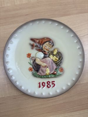 Porcelain. Germany. Hummel. 1985 Annual Plate. "Chick Girl"