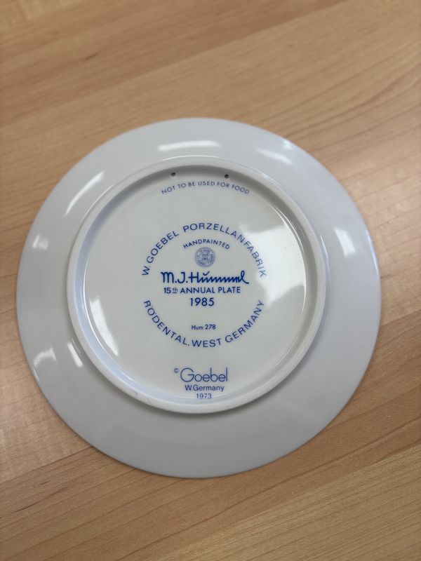 Porcelain. Germany. Hummel. 1985 Annual Plate. "Chick Girl"