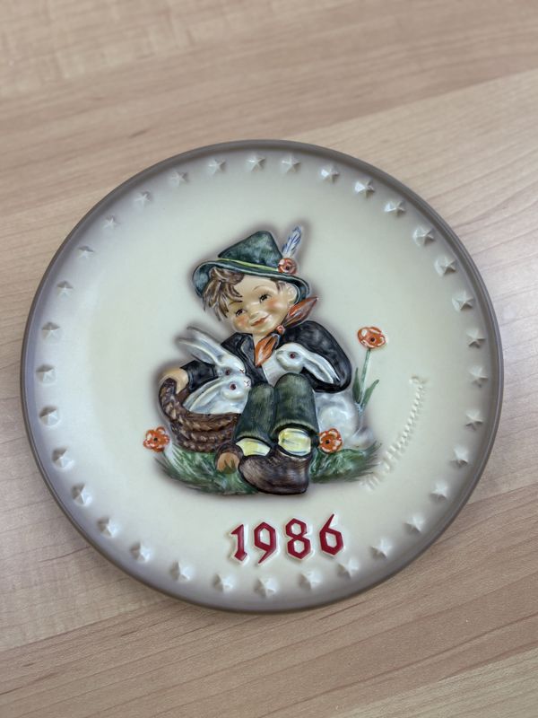 Porcelain. Germany. Hummel. 1986 Annual Plate. &quot;Playmates&quot;