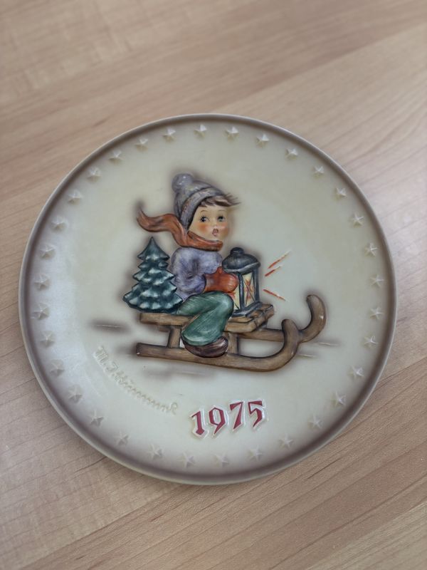 Porcelain. Germany. Hummel. 1975 Annual Plate. &quot;Ride into Christmas&quot;