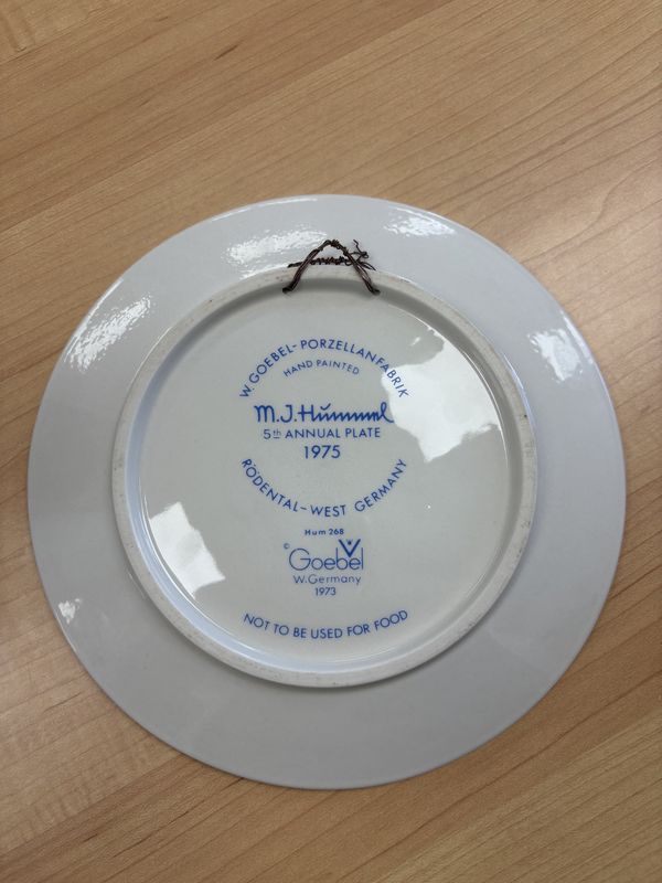 Porcelain. Germany. Hummel. 1975 Annual Plate. "Ride into Christmas"