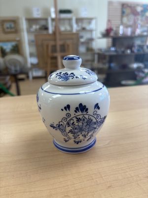 Porcelain. Netherlands. Delft Blue. Ginger Jar. Blue and White. Flowers. 2 pcs.