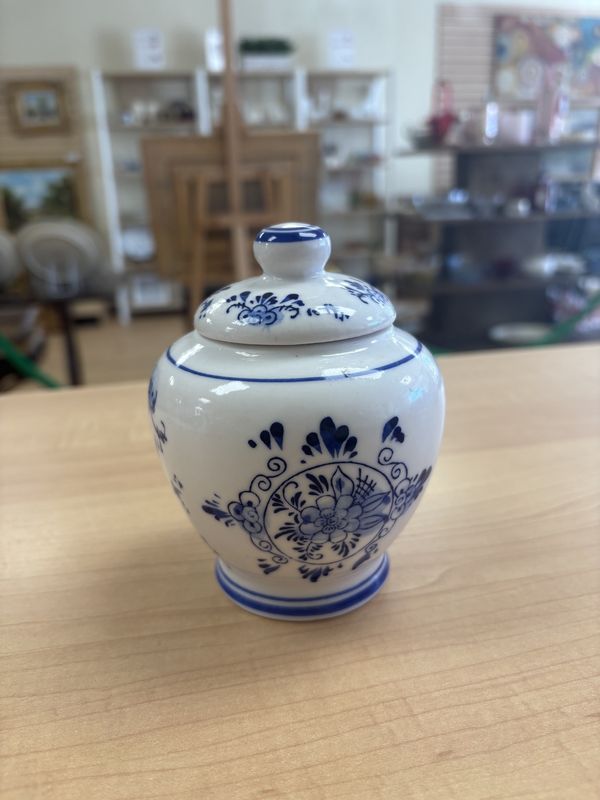 Porcelain. Netherlands. Delft Blue. Ginger Jar. Blue and White. Flowers. 2 pcs.