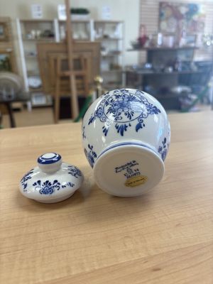 Porcelain. Netherlands. Delft Blue. Ginger Jar. Blue and White. Flowers. 2 pcs.