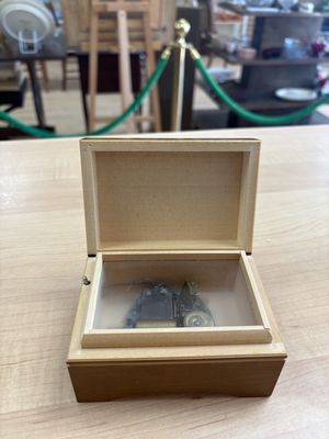 Jewerly/Music Box. Switzerland. Music Box. Reuge. "Edelweiss".