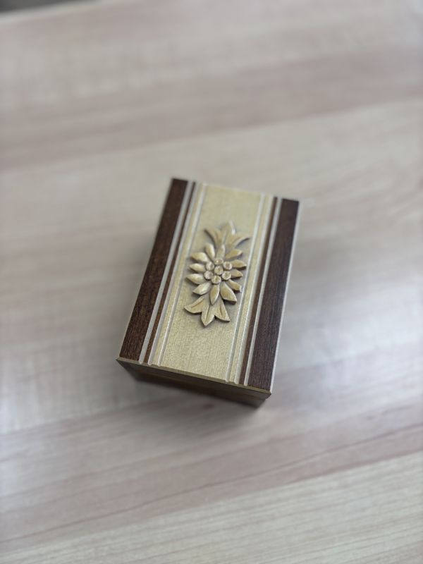 Jewerly/Music Box. Switzerland. Music Box. Reuge. &quot;Edelweiss&quot;.