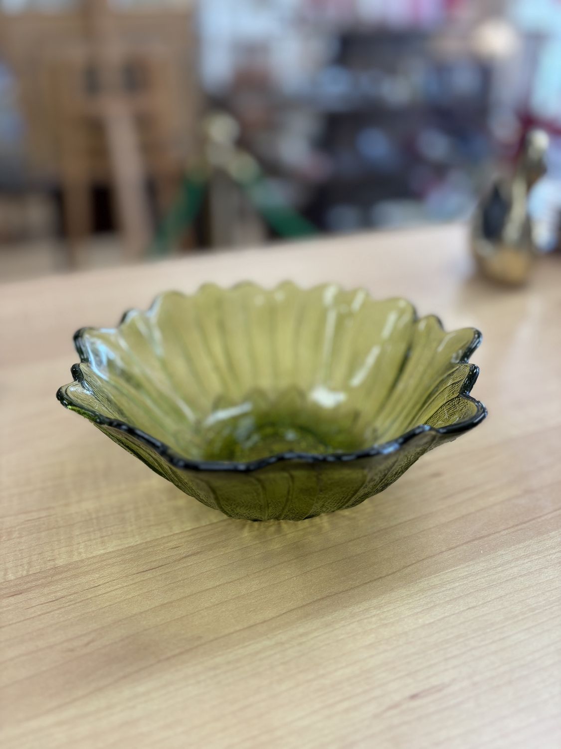 Glass. Vintage Daisy Bowl. Green. 3&quot;H x 7&quot;W
