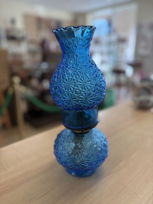 Lighting. USA. LE Smith. Oil Lamp. Blue Daisy &amp; Button Pattern. 12&quot;H