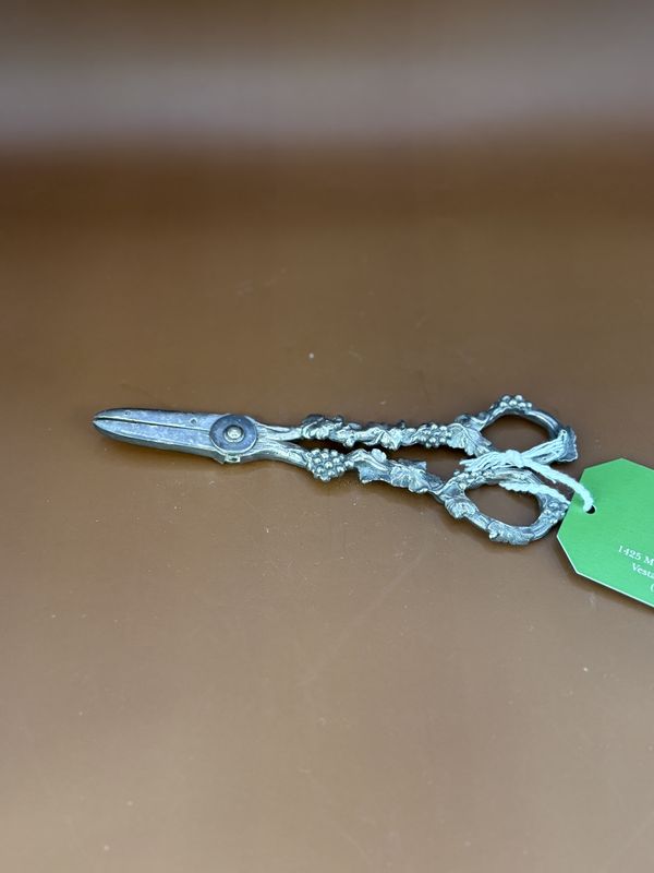 Accessories. USA. Antique Gorham silver-plated ornate grape sheers 050