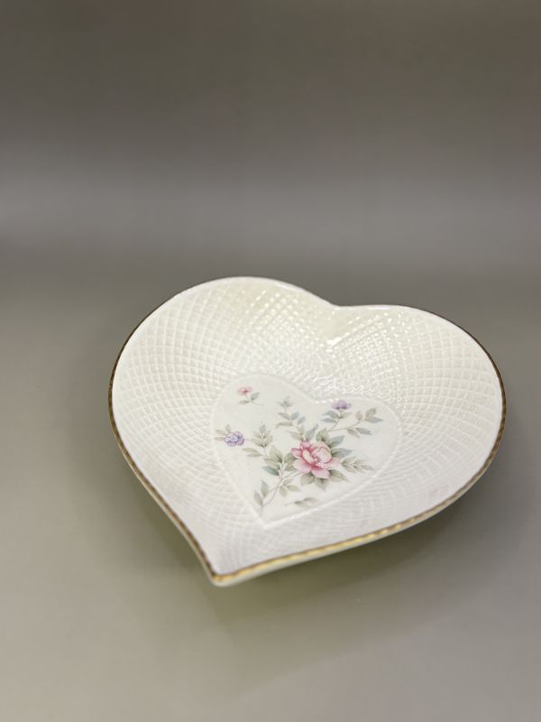 Porcelain. Japan. Mikasa Bone China. Trinket Dish. Heart w/Floral Design &amp; Gold Trim. 6&#39;&#39;W