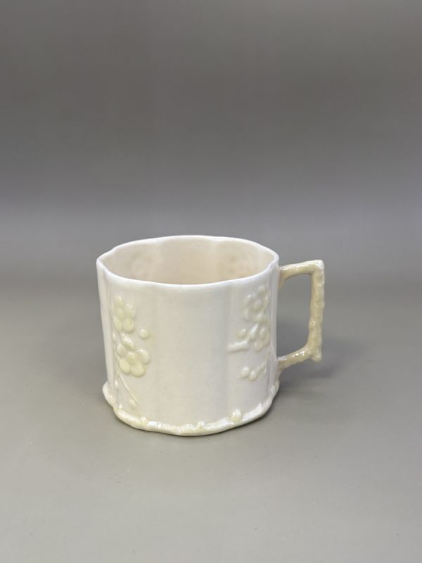 Porcelain. Ireland. Belleek. Mug. Ireland Thorn. Yellow. 6th/3rd Green 1965/80. 2.5&#39;&#39;H.