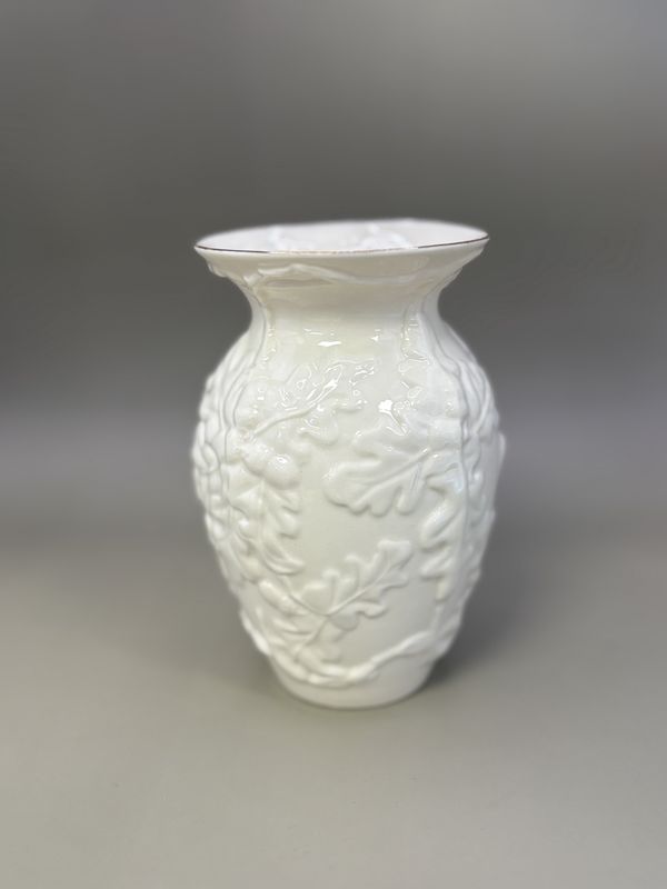 Porcelain. Ireland. Belleek. Gold-trim Vase Oak Leaves. 5&quot;H [8th Mark/Blue]