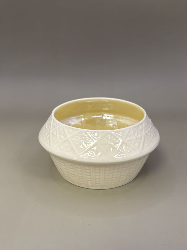 Porcelain. Ireland. Belleek. Sugar Bowl. Shamrock. Cleary Pattern. White &amp; Yellow. [6th/3rd Green: 1965/80). 4&quot;W