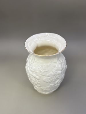 Porcelain. Ireland. Belleek. Gold-trim Vase Oak Leaves. 5"H [8th Mark/Blue]