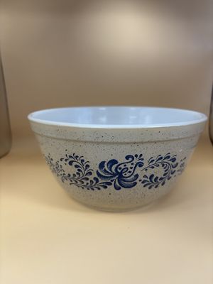 Kitchen Misc. USA. Pyrex 401 Homestead Mixing Bowl. 1970s. Speckled Beige Background with Blue Folk Art Designs. 1.5 Pint. 7.25"W