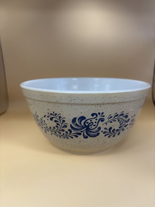 Kitchen Misc. USA. Pyrex 401 Homestead Mixing Bowl. 1970s. Speckled Beige Background with Blue Folk Art Designs. 1.5 Pint. 7.25&quot;W