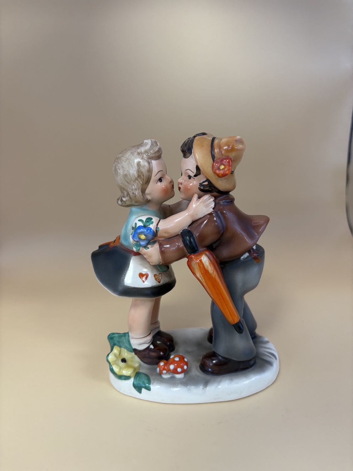 Figurine. Germany. Friedel. Bavaria. First Love. Boy and Girl Kiss.