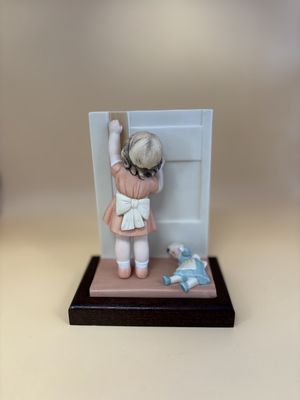 Figurine. USA. Bessie Pease Gutmann. May We Come In. Limited Edition. 5''H
