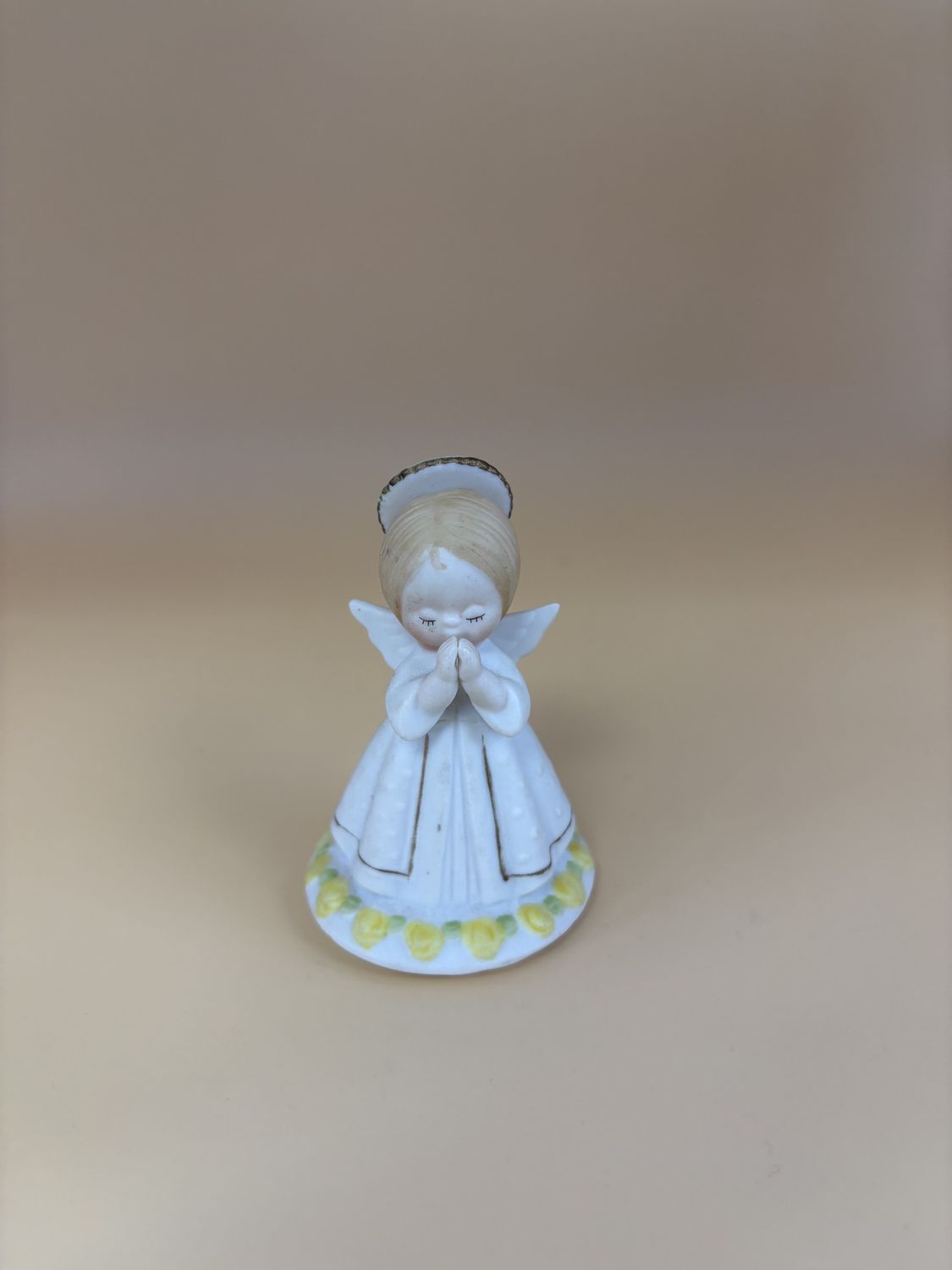 Figurine. Lefton. Praying Angel Surrounded by Yellow Flowers. 3&#39;&#39;H