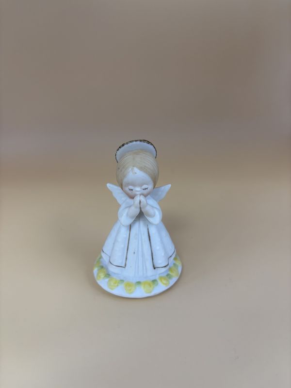Figurine. Lefton. Praying Angel Surrounded by Yellow Flowers. 3&#39;&#39;H