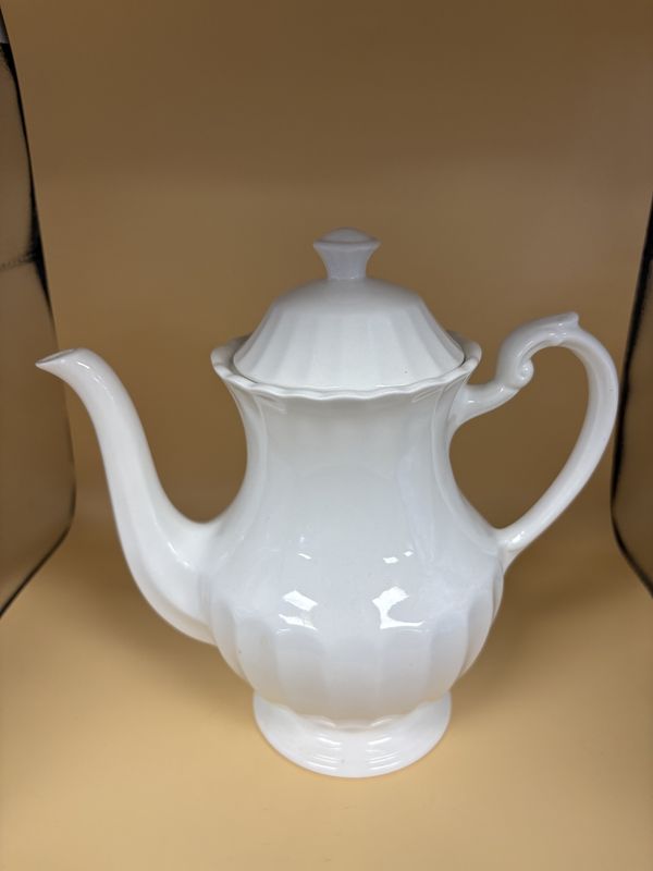 Porcelain. England. J &amp; G Meakin. Teapot. White. 9.5&quot;H.