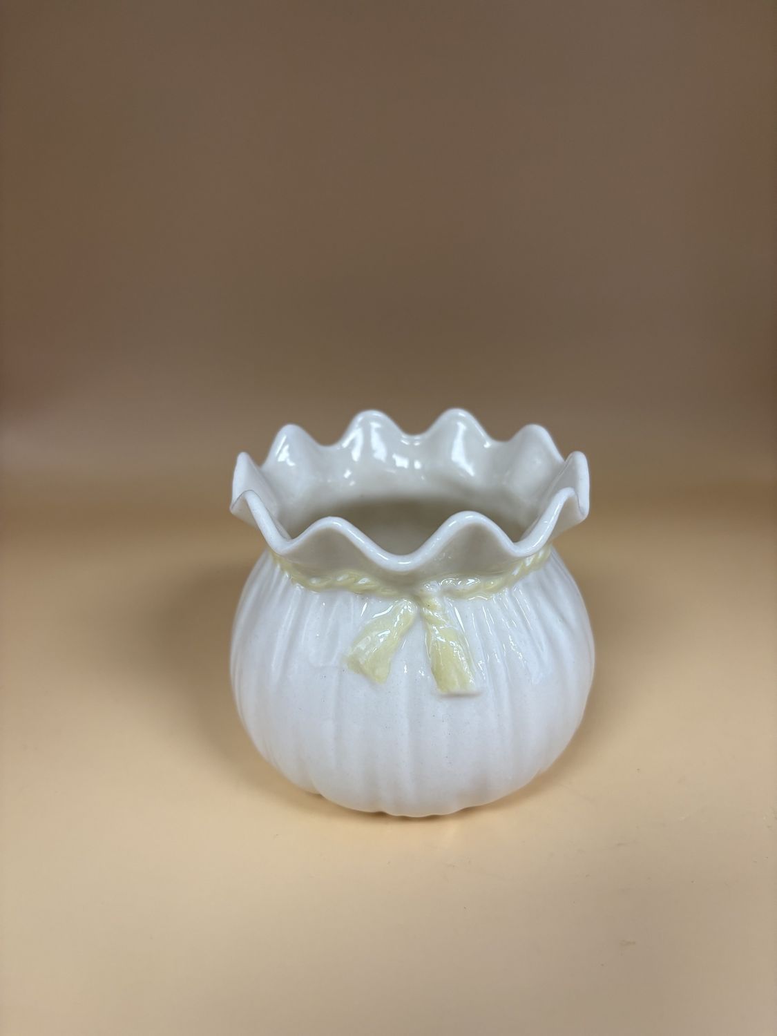 Porcelain. Ireland. Belleek. Crinkled Pot. Yellow Bow.  6th/3rd Green. 1965-1980.