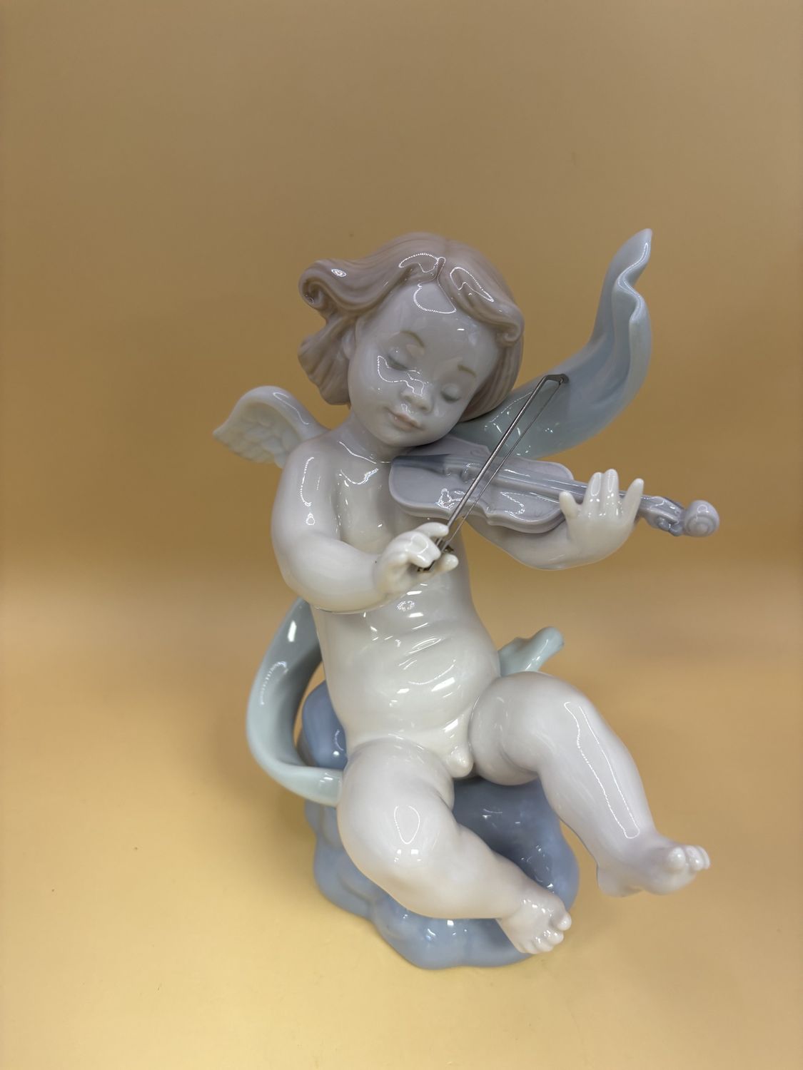 Figurine. Spain. Lladro. #6638 Angelic Music (Angel with Violin)