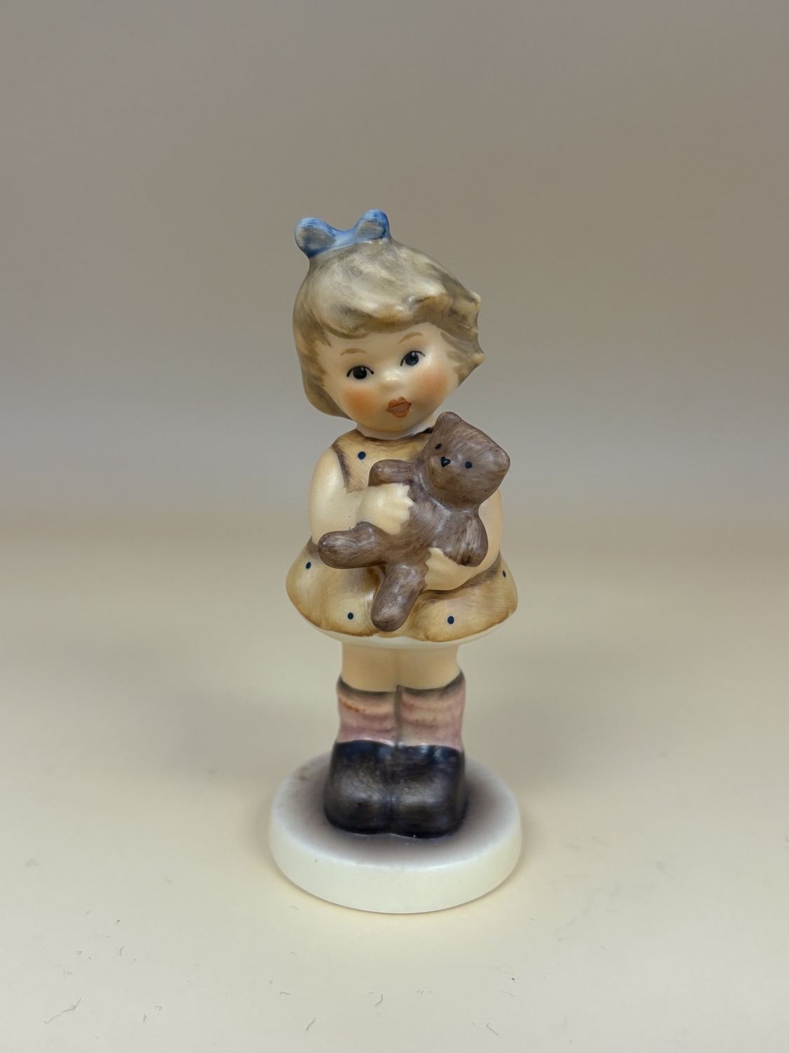 Figurine. Germany. Hummel. #204 9/A  &quot;My Cuddly&quot;. TMK 7 (1991-2000).  3.5&quot;H