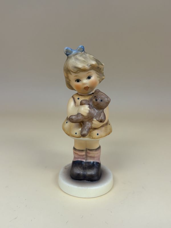 Figurine. Germany. Hummel. #204 9/A  &quot;My Cuddly&quot;. TMK 7 (1991-2000).  3.5&quot;H